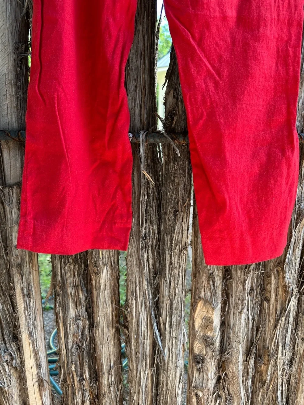 Banana Republic Mid Rise Cropped Red Pants in Size 2